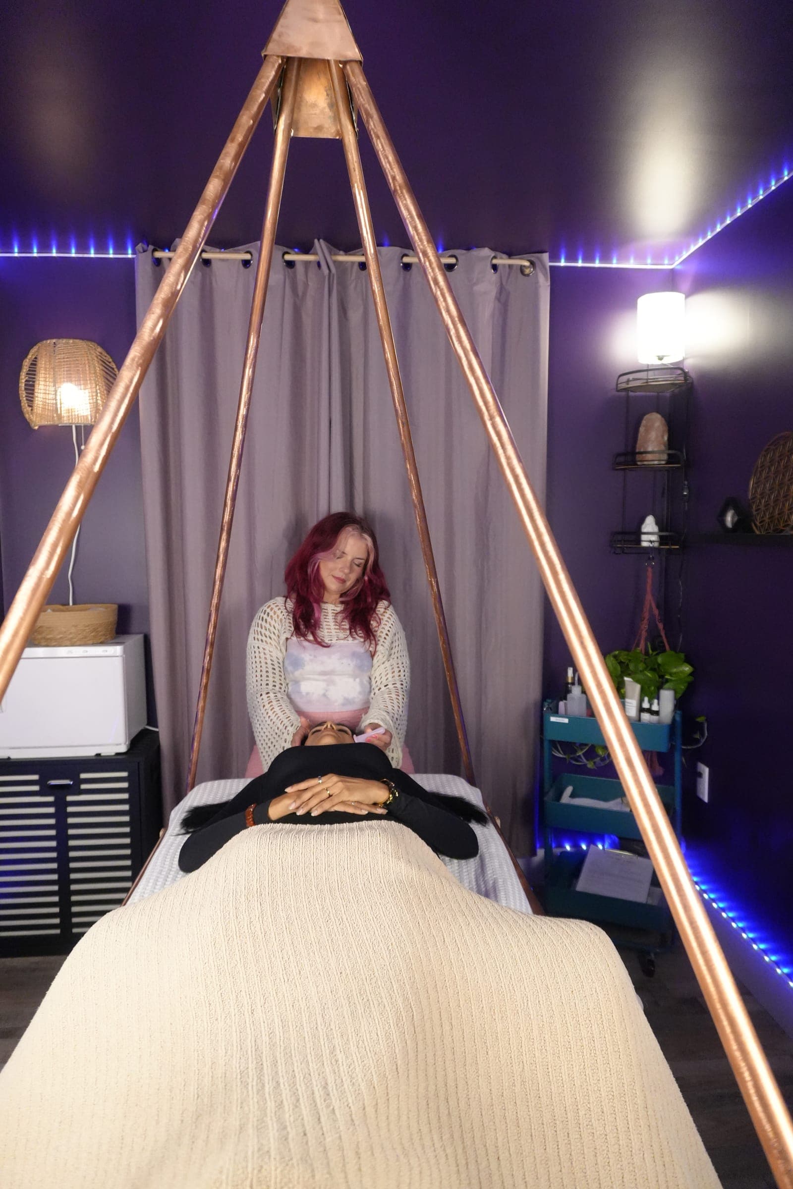 Bailee King settling a client in before a session